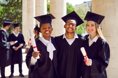 Mutlu çeşitli arkadaşlar okullarını bitirir, üniversiteden mezun olur ve diploma alırlar. Mezuniyet kepleri ve cüppeleri içinde üç neşeli öğrenci bir arada duruyor, parşömenleri tutuyor, sarılıyor ve gülümsüyor.