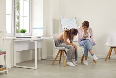 Depresyonlu bir çocuk terapiste ya da psikoloğa gider. Kadın terapist bir sandalyede oturup üzgün, depresyonda, hayal kırıklığına uğramış, ağlayan ve sorunlarını anlatan genç bir kızla konuşuyor.