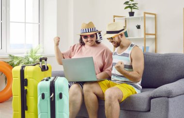 Komik turistler ucuza bilet almış. Mutlu koca ve yaz kıyafetleri içinde şişman bir eş evdeki koltukta bavullarıyla tatil planları yapıyor.