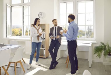 Güvenilir iş adamı stratejiyi açıklıyor, toplantı sırasında iş arkadaşlarına danışmanlık yapıyor. İş adamları yeni fikirlerini paylaşıyor, projeleri tartışıyor. Şirket brifinginde iş ekibi birlikte çalışıyor.