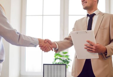 Kendine güvenen çeşitli iş adamları ofiste el sıkışıyor, müşteri yöneticiye, avukata el sıkışıyor, toplantıyı bitiriyor, pazarlık yapıyor, sigortacı, komisyoncu, ortaklık anlaşması yapıyor.