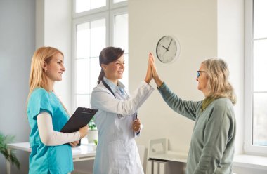 Kadın doktorun olgun kadın hastaya beşlik çakması, tedavide anlaşmaya varması, hastanede check-up görüşmesi yapması. Huzurevinde tedavi gören hasta bir emekli. Yaşlılar ve sağlık