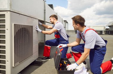 Mühendislerden ve elektrikçilerden oluşan bir ekip çatıya havalandırma havalandırma sistemi kuruyor, onarıyor ve onarıyor. Çalışmada havalandırma, onarım ve iklim sistemi fonksiyonlarının sağlanması üzerinde duruluyor.