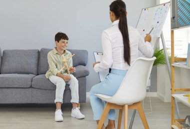 Modern sanat terapisi, genç hastası olan doktor basit çizimlerle ilişkilendirmeler arıyor. Korkunun ilerleyen tedavi yöntemleri. İlkokul öğrencisinde stres yönetimi.