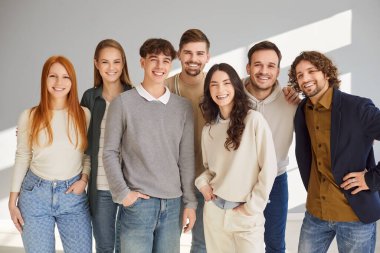 Öğrenciler, iş arkadaşları, çalışanlar ve arkadaşlar da dahil olmak üzere takım arkadaşlarının grup portresi, gri arka planda birlik ve işbirliği ile profesyonel bir ortamda kalabalık ve takım çalışması sergiliyor.