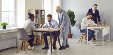 Bir grup iş adamı ve kadın işyerlerinde konuşuyor. Şirket çalışanları büroda çalışıyor, iş ve iş projelerini tartışıyorlar. Takım çalışması konsepti. Pankart.