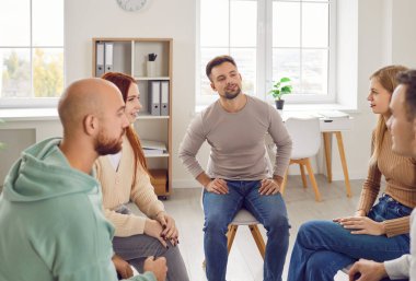 Psikolojik destek toplantısına katılan, çemberde oturan, konuşan, duygusal sorunları paylaşan hastalar. Ruh sağlığı hizmetleri, dostları anlamak fikirleri keşfetmek ve paylaşmak, refah