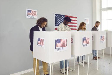 Kendine güvenen genç Amerikan vatandaşlarının portresi. Seçim günü oy verme kabininde oy veren kadın ve erkekler oy kullanma merkezinde duruyor..