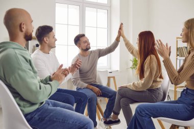 İnsanlara beşlik çakma desteği, topluluk kutlamasında ya da selamlama etkinliğinde, sosyal yardım programlarında yardım etmek. Grup duygusal yardım, sağlıklı ilişki geliştirme, aile etkileşimi