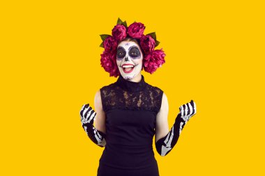 Cadılar Bayramı kostümlü, siyah elbiseli, iskelet eldivenli, başında pembe çiçekli ve korkunç makyajlı Cheefrul delisi bir kadın. Ağzını açarak gülüyor. Satışlar, Cadılar Bayramı afişi.