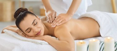 Aromaterapi yapan masaj terapisti aroma kaplıcalarını rahatlatan kadın doğal aromatik masaj zevki, cilt sağlığını canlandıran, depresyonu azaltan kadın.