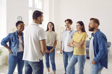 İnsanların portresi, bir grup melez arkadaş arkadaşlarıyla konuşuyor ve ona ilgiyle bakıyorlar, uzun bir süre görüşmüyorlar. Arkadaşlık, takılmak, ömür boyu arkadaş konsepti..