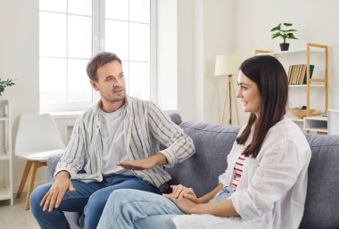 Mutlu çift evde vakit geçirmeyi eğlenceli bir sohbete dalmayı ve birlikte gülmeyi sever. Olumlu aile anları, rahat bir aile ortamında sevgi, birliktelik ve neşeyi yansıtır..