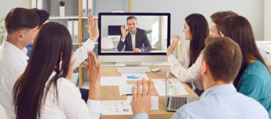 İş adamları, konferans ekibi ofisteki bir grup video görüşmesine katılıyor, online toplantı sırasında soruları cevaplıyorlar. Takım çalışması, iletişim ve işbirliği.