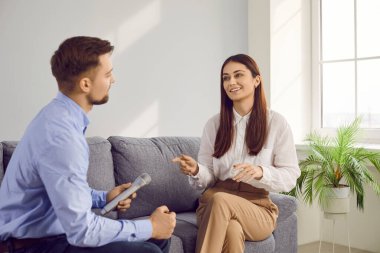 Başarılı bir aktris talk show 'da röportaj veriyor. TV sunucusuyla kanepede oturup film kariyeriyle ilgili soruları cevaplayan ve biyografisinin ilginç gerçeklerini paylaşan mutlu genç bir kadın.