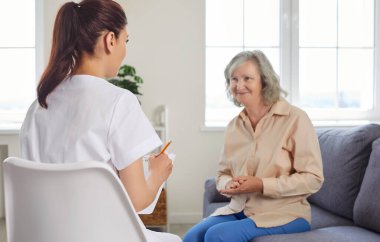 Yaşlılar umursuyor, genç bir hemşire, yaşlı kadınla konuşan yaşlı bir doktor, huzurevinde ikamet eden yaşlı bir yetişkin, yardımsever bir doktor, yardım görevlisi.