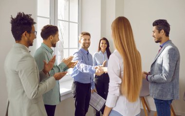 Ofiste daireler çizen bir grup genç iş adamı anlaşmayı alkışlıyor ve sevinçten havalara uçuyor. Erkek kadınla tokalaşırken toplantıyı bitirir, kontrat imzalar ya da yeni çalışanı selamlar.