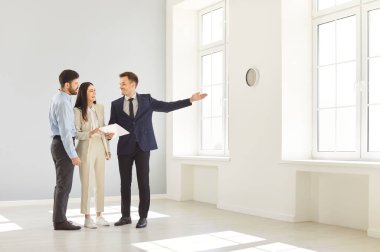 Emlakçı, konaklama evi sahipleri, ev sahibi çift alıcılarla tanışır, kiracı aile gayrimenkul anlaşması kira sözleşmesi, satış sözleşmesi, emlakçı ve müşteriler yeni ev kiracılarını karşılar.