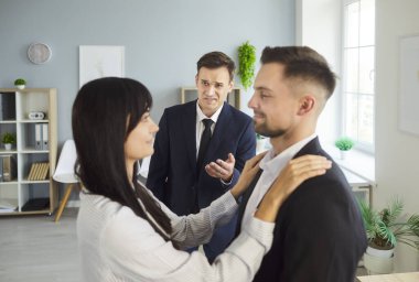 Ofis aşk üçgeni, yüzleşme ve kıskançlığa yol açar. Bir ofiste, sevecen bir çift aldatma, aldatma ve ihaneti ima eden gizli bir ilişki olarak müdürle yüzleşir..