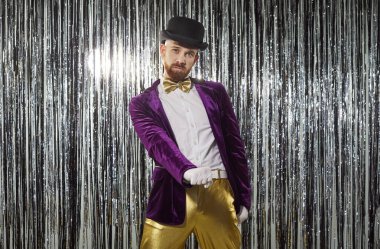 Mutlu ve kendine güvenen bir adamın portresi, müzikle dans eden, bir partide eğlenen, dansçı olarak meşgul olan, şen şakrak bir arka planda, neşeli bir zevkle eğlenen.