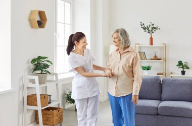 Yaşlılar umursuyor, genç hemşire, yaşlı kadına yardım eden yaşlı doktor, huzurevinde ikamet eden yaşlı yetişkin, yardımsever kadın doktor, güler yüzlü yardım görevlisi.