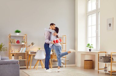 Evde mutlu bir çift var. Bir koca, karısına hediye kutusuyla sürpriz yapıyor. Doğum gününü, yıldönümünü ya da sevgililer gününü kutluyor. Aşk ve tatil ruhu bu sevinç ve şefkat anında yakalanır..