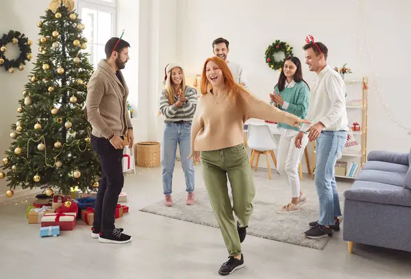 Arkadaşlar evde müzik eşliğinde dans ediyorlar, Noel 'i ya da yeni yılı birlikte kutluyorlar. Neşeli hareket ve canlı atmosfer, bayram kutlamalarını ve keyifli bir ortamda paylaşılan keyfi yansıtıyor..