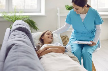 Evdeki kanepede yatan hasta bir kızın portresi ve dost canlısı bir bayan hemşirenin tavsiyeleri. Doktor çocuk hastasına danışmanlık yapıyor. Sağlık hizmeti kavramı.