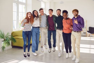 Memlekette çeşitli gülümseyen arkadaş gruplarının uzun bir portresi bir arkadaşlık anını yakalar, zıplar ve mutluluk saçar. Bu topluluk gerçek bir yoldaşlık ve ortak bir neşe tasvir ediyor..