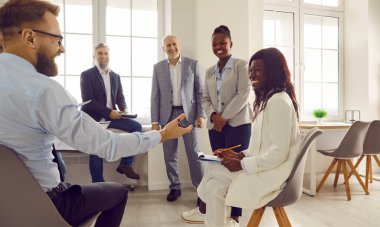 Bir grup iş adamı bir toplantıda sohbet ediyorlar. Şirket çalışanları ofiste konuşuyor ve beyin fırtınası yaparak harika kararlar veriyorlar. İş arkadaşları, bir çemberin içinde oturan meslektaşlarını dinlerler..