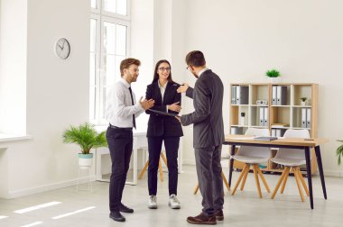 Bir grup iş adamı bir toplantıda sohbet ediyorlar. Şirket çalışanları ofiste konuşuyor ve beyin fırtınası yaparak harika kararlar veriyorlar. İş arkadaşları iş yerindeki meslektaşlarını dinlerler..