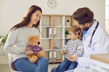 Bebek hastası ve annesi olan bir erkek doktor. Tıbbî randevu sırasında bebeği olan bir anne, klinikte muayene yapan bir çocuk doktoru. Çocuk bakımı ve geliştirme