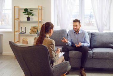 Kadın psikiyatrist, ortak sorunları çözmek için konuşuyor, psikoterapi tedavisi sırasında müvekkil tavsiyeleri veriyor ve danışmanlık yapıyor, erkek hastalara teşhis koymak ve onları tedavi etmek için buluşuyor. 
