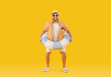 Komik yaz tatili elbiseli mutlu adam, şişme yüzüklü turist, boş zamanlarında seyahat, rüya tatili, eğlence gezisi, seyahat keyfi, dinlenme, turizm keyfi