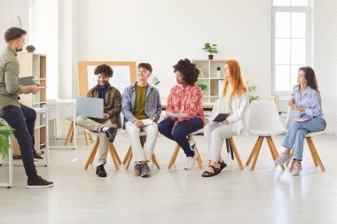 İş adamı bir ofiste bir iş adamları ekibi için toplantı ya da brifing düzenler. İnsan grupları iş birliği yapar, ortaklıkları ve iş stratejilerini profesyonel bir ortamda tartışır..