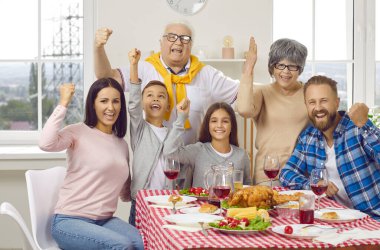 Evet, sonunda bir araya geldik. Mutlu anne, baba, büyükanne, büyükbaba ve çocuklar evde aile etkinliğini kutluyor, tavuk veya hindiyle masaya oturuyor, şenlikli yemeğin tadını çıkarıyor ve eğleniyorlar.