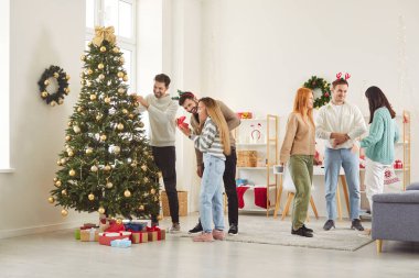 Çeşitli arkadaşlar bir yılbaşı ya da Noel partisi sırasında ağaç süslemek için evde toplanırlar. Kutlama ruhu ve eğlence birlikte özel bir bayram anımızı kutlamak için canlı bir kutlama yaratıyor..