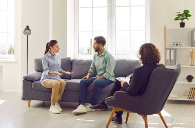 Genç çift terapi sırasında aile terapisti ofisinde oturan evlilik sorunları hakkında konuşuyor. Erkek psikolog hastalarını dinleyip çözüm bulmaya çalışıyor. Ruh sağlığı konsepti