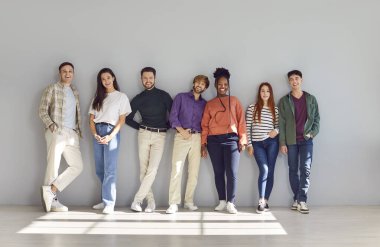 Çeşitli ve mutlu çokuluslu takım, ortak bir portrede duruyor, dostluğun özünü özetliyor, akıllı işbirliği, ve bu grup içinde yayılan pozitif ruh..