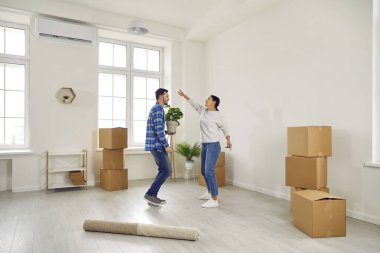 Taşındıkları gün toynaklarında dans eden mutlu çift. Mutlu eşler ev sahipleri yeni bir eve taşınırken karton kutuların arasında eğleniyorlar. Ev taşınması, aile konutları, gayrimenkul