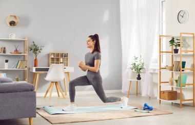 Sıska, aktif spor giyim, diz pozu, sabah egzersizi yapan kız, evde kadın antrenörü, spor salonu, sağlıklı aktif yaşam tarzı, vücut eğitimi.