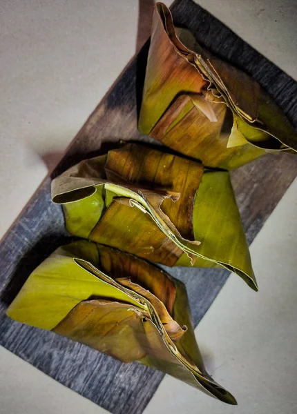 Krydret Tofu Tempeh Retter Pakket Ind Bananblade - Stock-foto