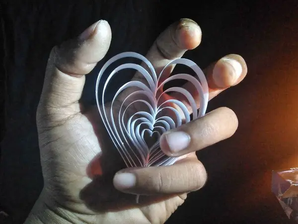 Közelkép Egy Emberi Kézről Amint Egy Égő Gyertyát Tart Homályos — Stock Fotó