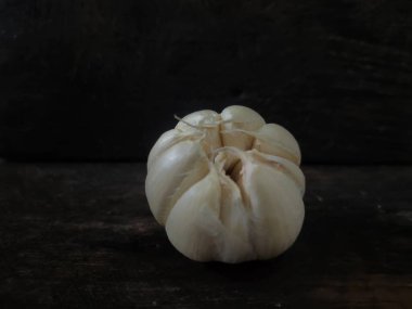 Tahta masada sarımsak ve soğan..