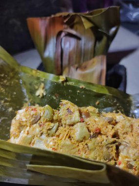 Tavuklu pilav ve sebze.