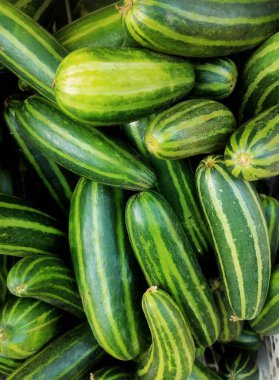 Markette yeşil salatalıklar