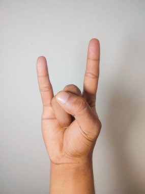 Ellerini parmaklarınla kapat.