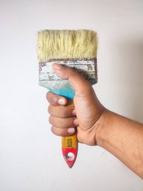 Beyaz arka planda mavi boyalı fırça