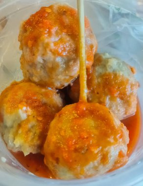 Soslu kızarmış tavuk köftesi.