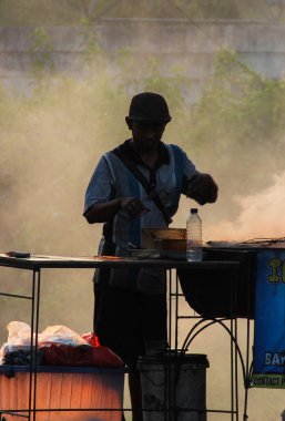 Mutfakta yemek yapan bir adam.